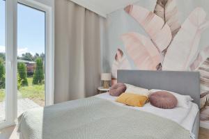 Brązowy Apartament z Ogródkiem Blisko Plaży i Parku Wodnego by Noclegi Renters