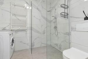Brązowy Apartament z Ogródkiem Blisko Plaży i Parku Wodnego by Noclegi Renters
