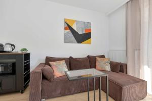 Brązowy Apartament z Ogródkiem Blisko Plaży i Parku Wodnego by Noclegi Renters