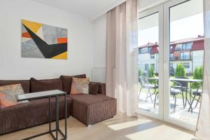 Brązowy Apartament z Ogródkiem Blisko Plaży i Parku Wodnego by Noclegi Renters