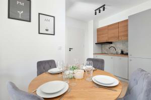 Brązowy Apartament z Ogródkiem Blisko Plaży i Parku Wodnego by Noclegi Renters
