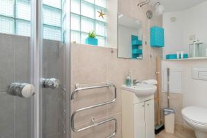 Cozy Pet-Friendly Studio Near the Beach and Downtown by Noclegi Renters