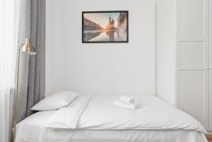 Kalwaryjska Sunny Studio with Mezzanine by BookingHost
