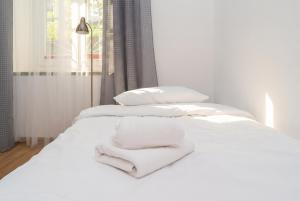 Kalwaryjska Sunny Studio with Mezzanine by BookingHost