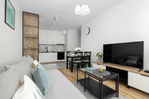Przestronny Apartament z 2 sypialniami i Balkonem by Noclegi Renters
