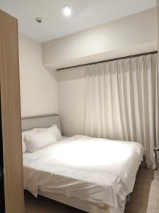 Spacious 2BR Apt with Sofa Beds, Free Pools & Gym Access near MOA, Okada & Airport
