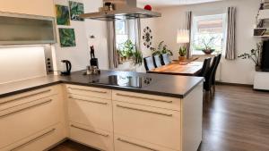 Moderne Ferienwohnung mit Garten und Carport, Nähe Salzburg