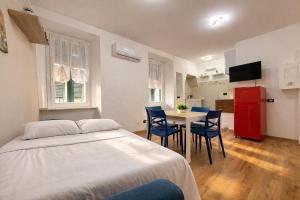 Bright Flat , Air Conditioning , 5 min Train Station