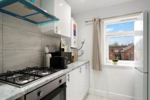 Belvedere 4-Bed Apt Sleeps 9 with Parking