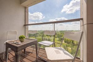 Comfortable Apartments with Parking and Balcony Next to Metro in Warsaw by Noclegi Renters