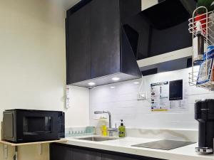 29c BGC Cozy Suite Steps Away From Major Malls with FREE Parking and Gym with Fast Wi-fi