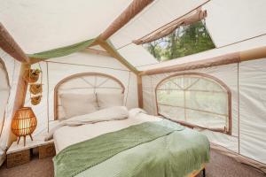 Romantisches Glamping Zelt auf Rügen - Übernachten mitten im Kiefernwald - nur 100m bis zum Strand - Ideal für Paare und kleine Familien - Zelt Nr 1
