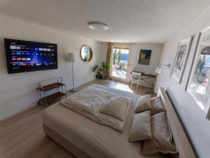 Hilltop-house, near train, 180° panorama, friendly
