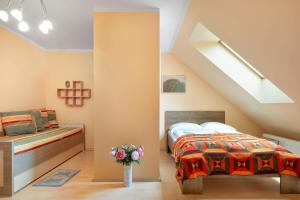 Two-Level Apartment with Parking Near Downtown by Noclegi Renters