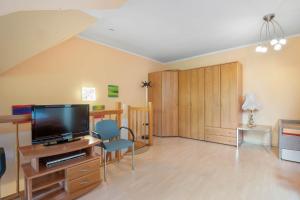 Two-Level Apartment with Parking Near Downtown by Noclegi Renters
