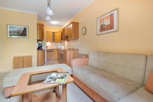 Two-Level Apartment with Parking Near Downtown by Noclegi Renters