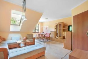 Two-Level Apartment with Parking Near Downtown by Noclegi Renters
