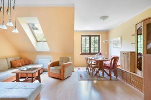 Two-Level Apartment with Parking Near Downtown by Noclegi Renters