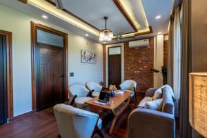 SaffronStays Tikrola Retreat, 2BR Stay with Mountain Views