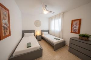 Family Holidays - La Carihuela, Piscina y Parking