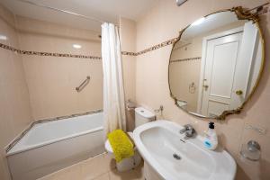 Family Holidays - La Carihuela, Piscina y Parking