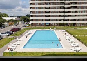 Modern City Park Apartment - Outdoor Pool & Parking by Flat Manаger