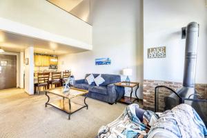 Experience Laid-back Mountain Living at this Townhome w Beach Pool and Spa