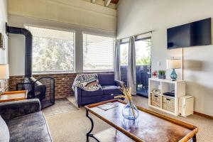 Experience Laid-back Mountain Living at this Townhome w Beach Pool and Spa