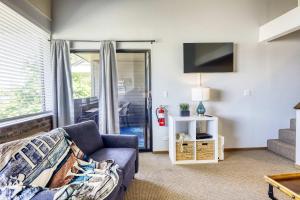 Experience Laid-back Mountain Living at this Townhome w Beach Pool and Spa