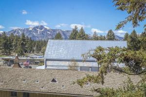 Experience Laid-back Mountain Living at this Townhome w Beach Pool and Spa