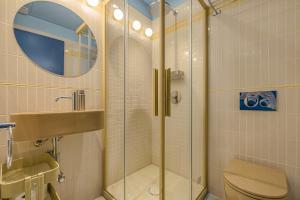 REF 2085 - Cannes Center 3-room apartment with balcony to rent