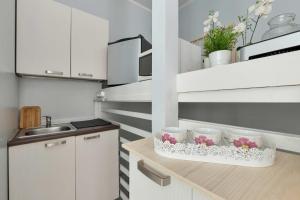Functional & Cozy Studio Close to the Beach and Downtown by Noclegi Renters