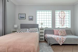Functional & Cozy Studio Close to the Beach and Downtown by Noclegi Renters