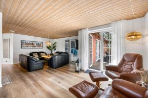 Large Pool House With Spa, Sauna And Lovely Outdoor Areas
