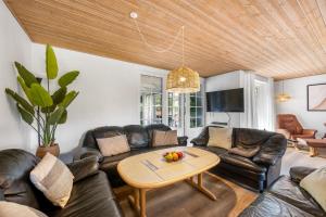 Large Pool House With Spa, Sauna And Lovely Outdoor Areas