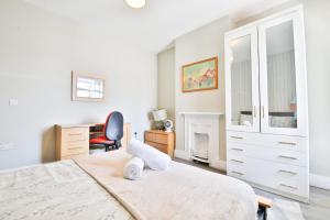 Modern Birchgrove 2BR Apartment Near City Centre