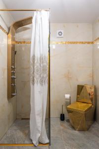Gold flat in the centre