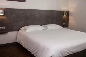 H24 HOTEL - 伊芙尔莱韦克