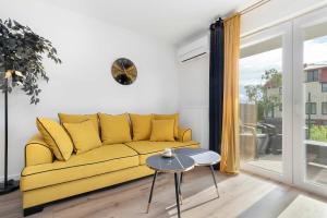 Ekskluzywny Apartament Blisko Morza z Ogródkiem i Klimatyzacją by Renters Prestige