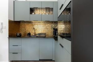 Ekskluzywny Apartament Blisko Morza z Ogródkiem i Klimatyzacją by Renters Prestige