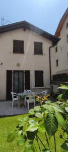 Bernina Express Apartment Il cuore di Lara e Stefy right in front of the train station, with garden and free parking