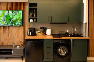 Green Orchid Modern Studio near Metro & Free Parking