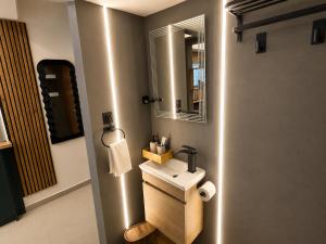 Green Orchid Modern Studio near Metro & Free Parking