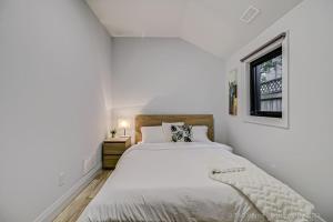 Blissful Lakeview Waterfront Retreat by Instant Suites