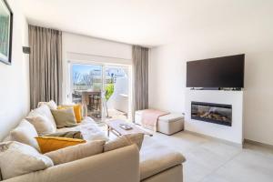 Casa Aura, luxury Luz apartment, pool, outdoor shower, beach 400m