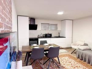 The Quiet Courtyard-Parking, 2 Bdr Apart, Garden
