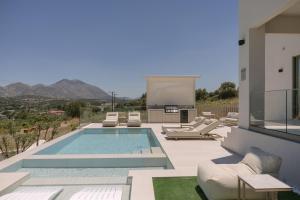 Celestial Villas, Heated Pools, Walk to Shops & Dining, by ThinkVilla