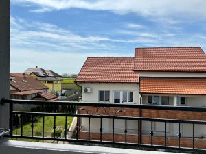 Luxury 2-Bedroom Apartment with Pool at the Airport