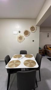 Rorot modern 2 bedroom home away from home