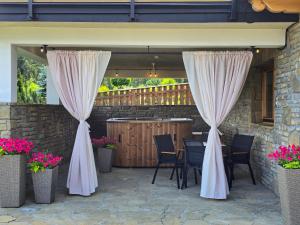 LK Folk Chalet dom z jacuzzi, sauną i dużym ogrodem w Pieninach